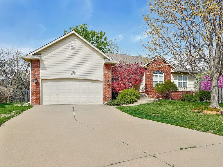 4923 Farmstead Ct — Photo 3