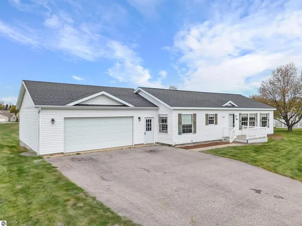 600 Autumnview Ln, Traverse City, MI 49685