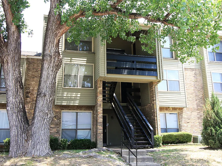 Preston Racquet Club Apartments — Photo 25
