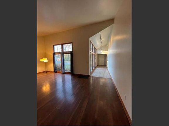 2nd image of 946 Woodland Dr