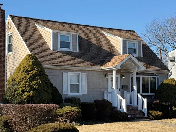 22 Hitchcock Lane, Farmingdale, NY 11735