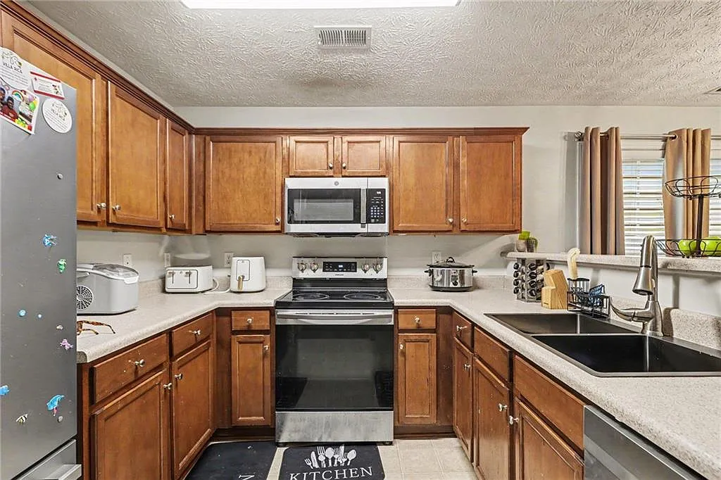 3 bed, 2.0 bath, 1233 sqft, $1,950 — Photo 4