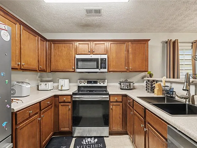 413 Erin Ct — Photo 4