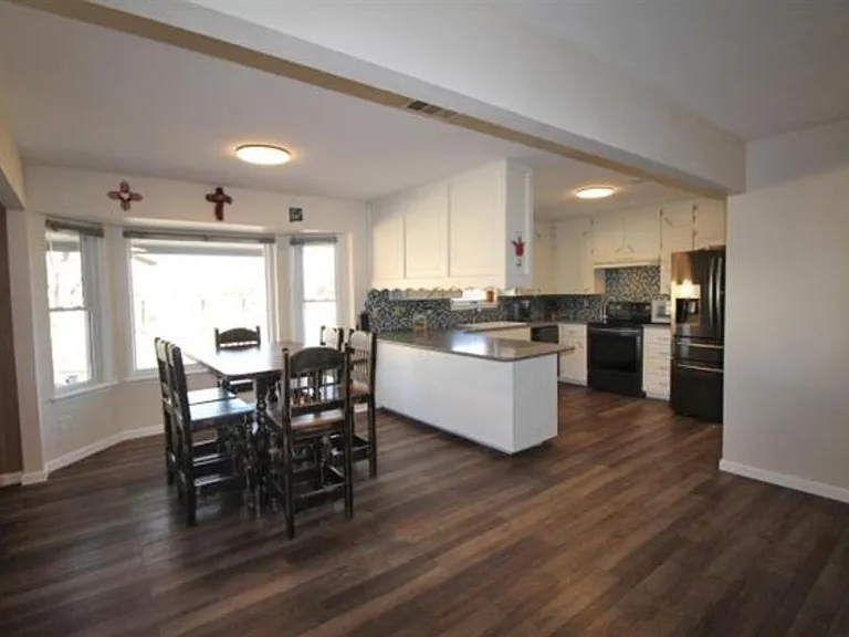 801 Pearson Dr — Photo 2