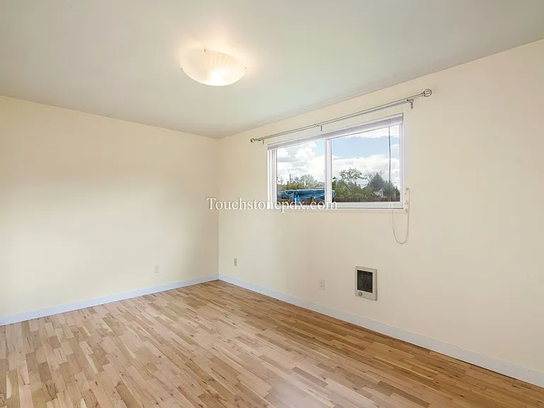 6718 SE Center St — Photo 11