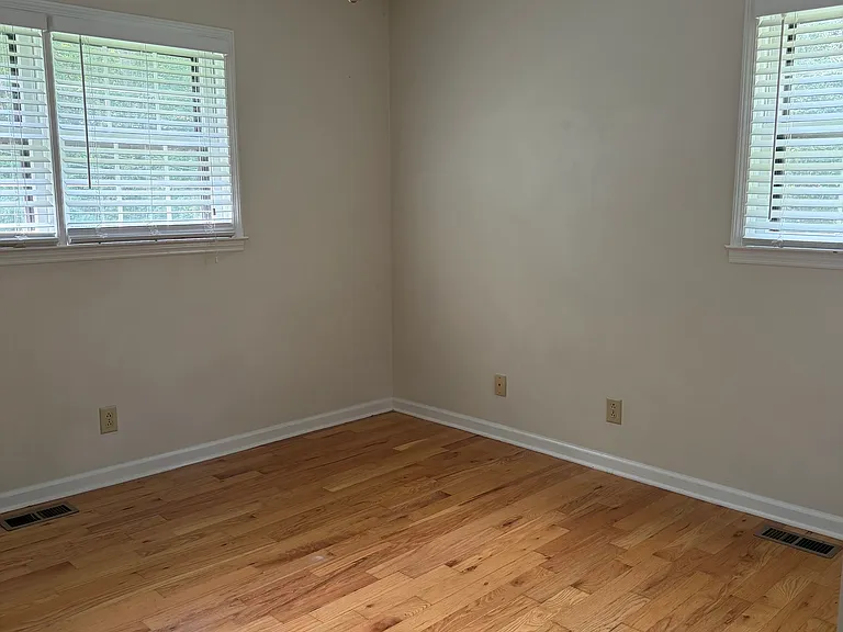 402 Skyline Dr — Photo 17