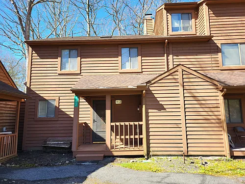 402 Tudor Ct Photo 1