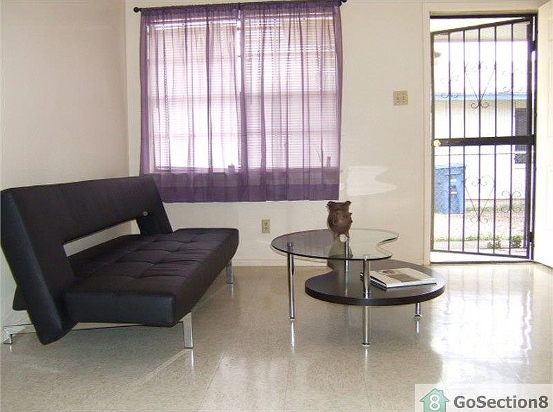 2nd image of 118 Poppy St APT 2
