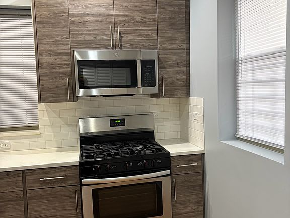 4th image of 6210 N Oakley Ave #1