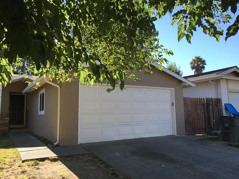 319 Falcon Dr — Photo 5