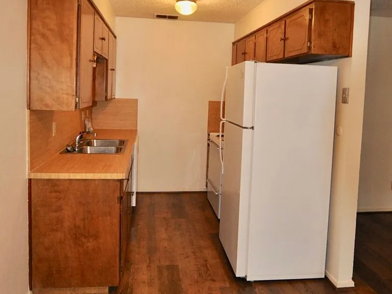 511 W Oak St #14 — Photo 6