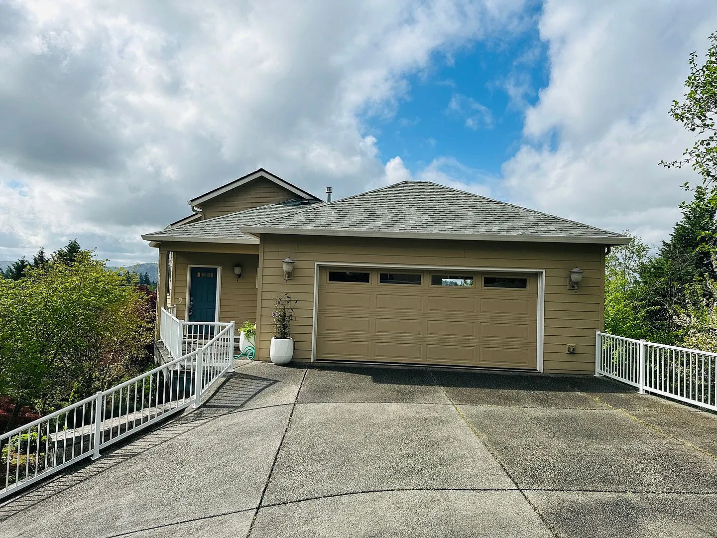 Stunning Custom Home with Beautiful Views — Photo 1