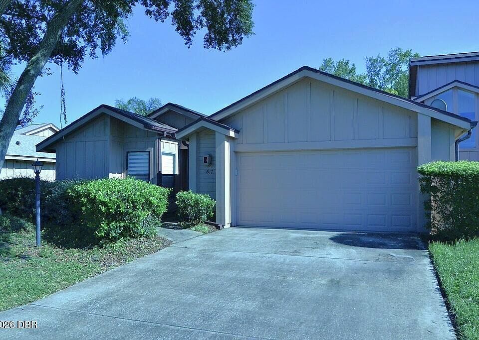 1st image of 1917 Sprucewood Way