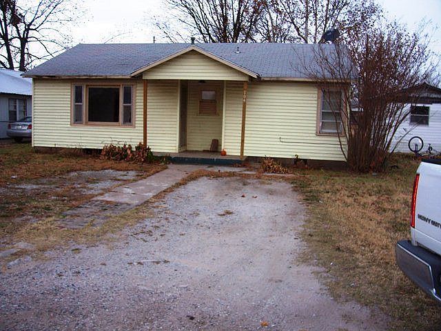 2nd image of 400 N Leonard