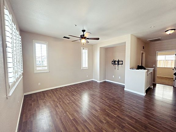 3rd image of 253 Creektrail Ct