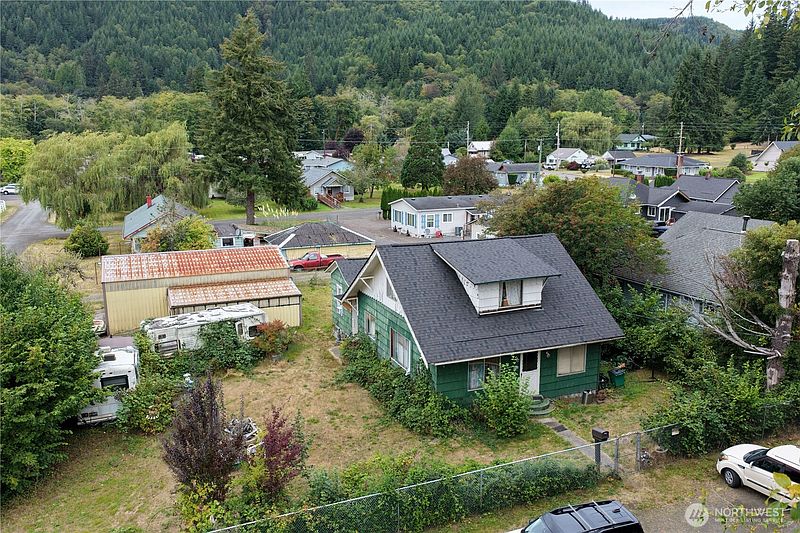 5th image of 1010 Godfrey Street