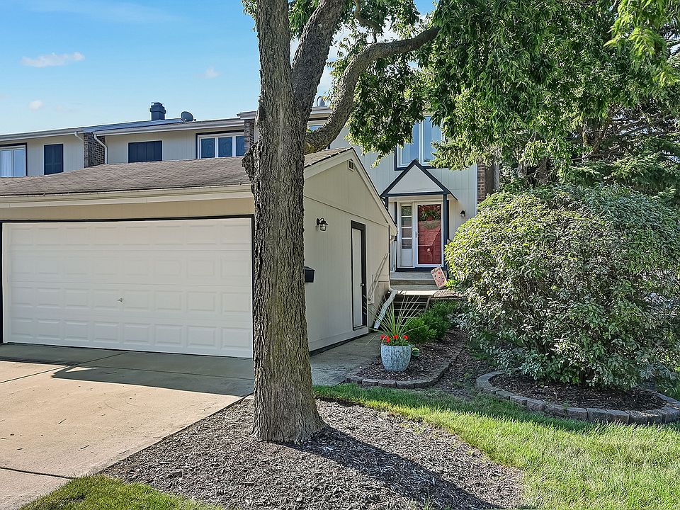 1st image of 216 Pinewood Ln