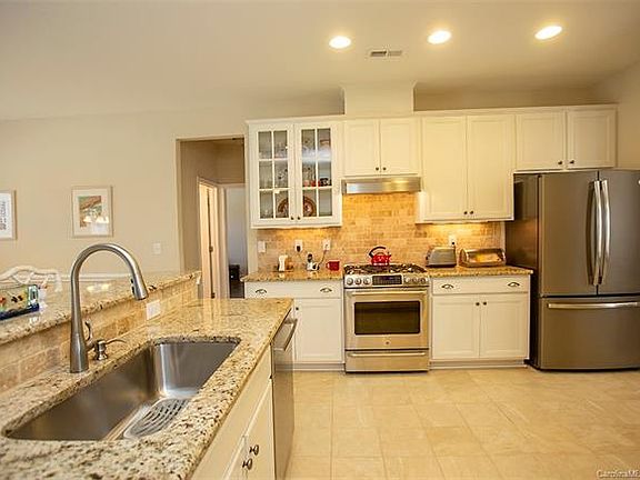 5th image of 10335 Woodview Cres