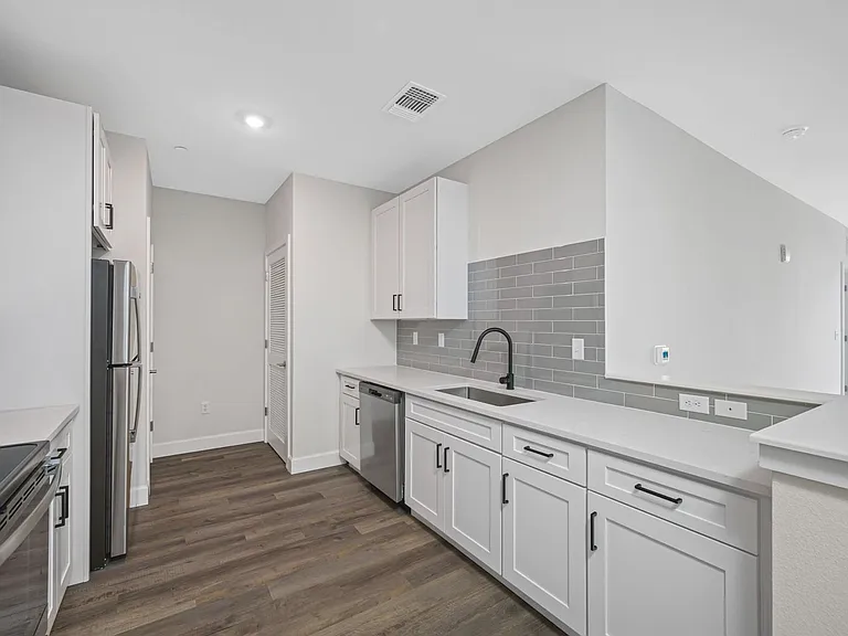 357 South — Photo 21