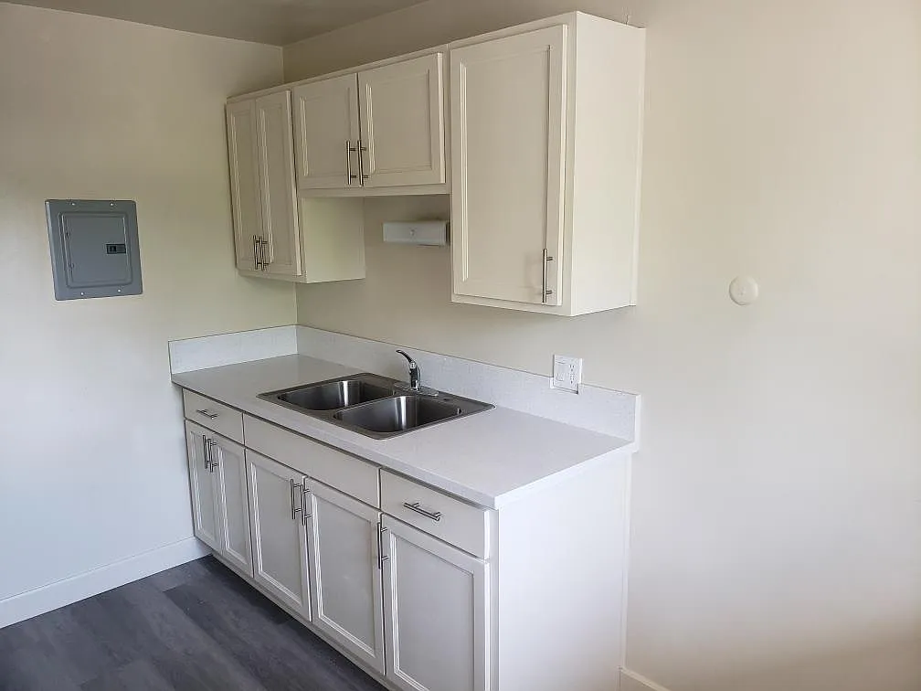 3005 E 8th St — Photo 2