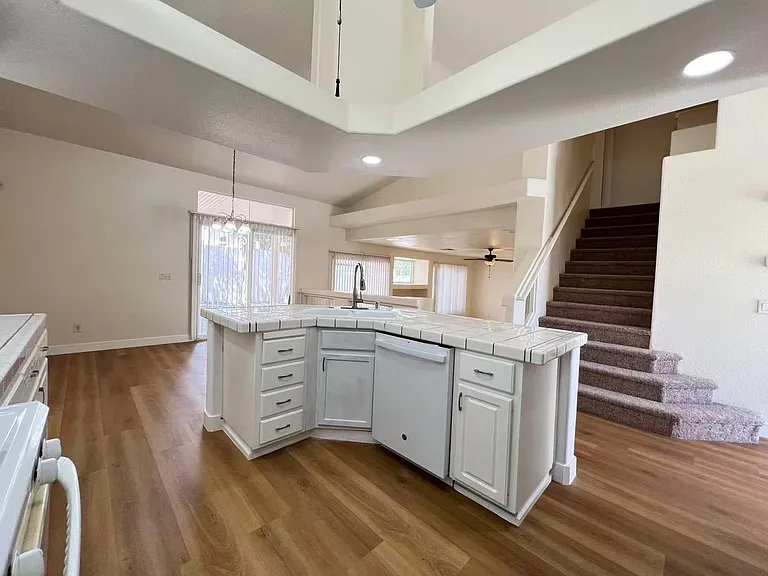 8704 Autumn Valley Ave — Photo 5