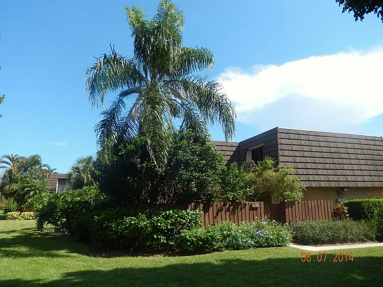 7614 76th Way — Photo 1