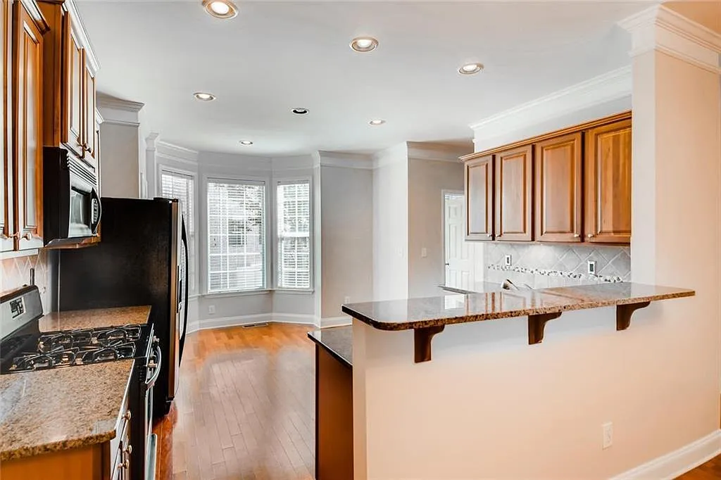 3 bed, 3.5 bath, 2019 sqft, $2,600 — Photo 4