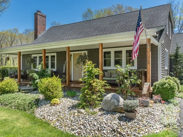 10 Woodhaven Dr, Belchertown, MA 01007