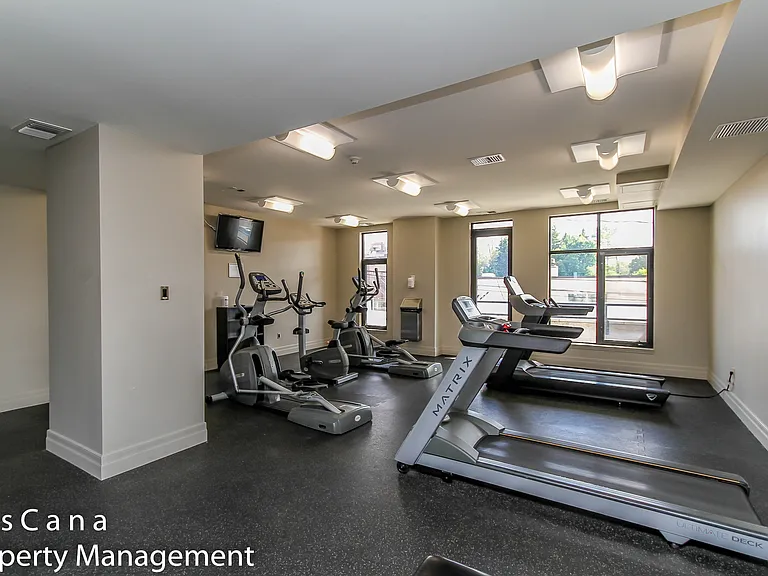 327 Breezehill Ave S #702 — Photo 22