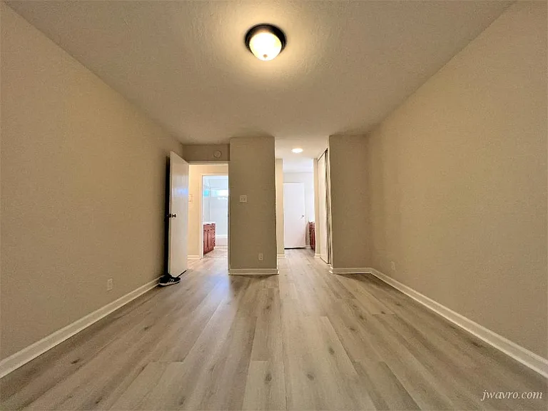 1403 Oxford St — Photo 9