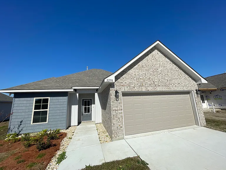 2298 Taylor Dr — Photo 2