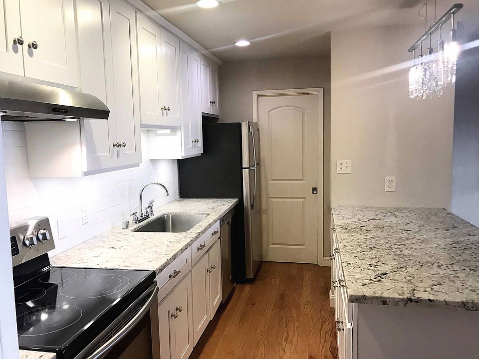 1st image of 425 Warren Dr