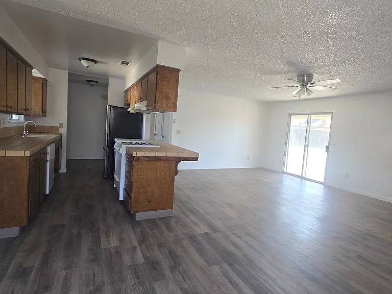 2146 Neill Way — Photo 6
