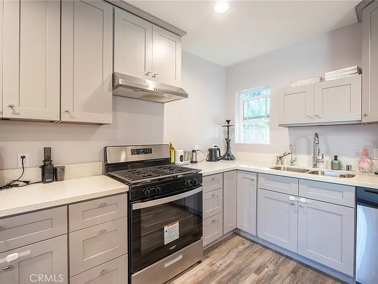7647 Amestoy Ave — Photo 6