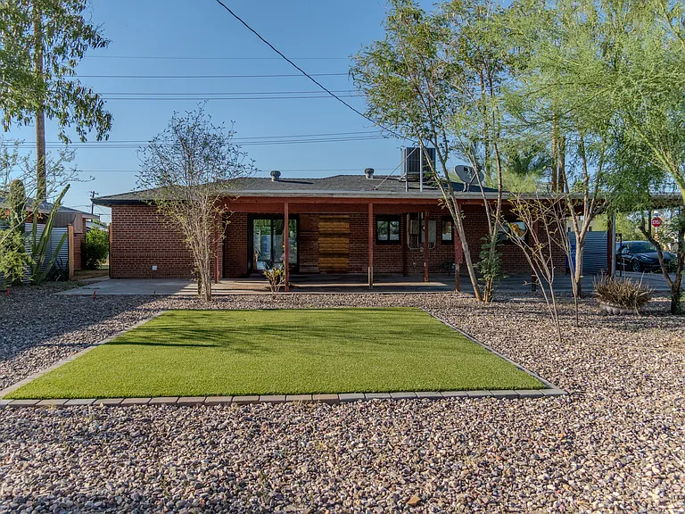 2043 E Oak St — Photo 17