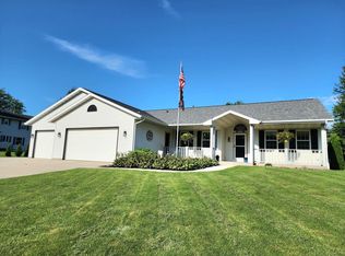 1004 Stonebridge Dr, Howards Grove, WI 53083