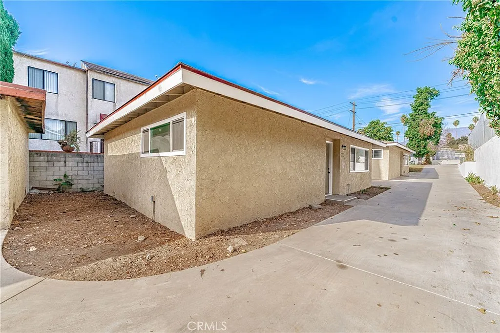3 bed, 925 sqft, $3,700 — Photo 2