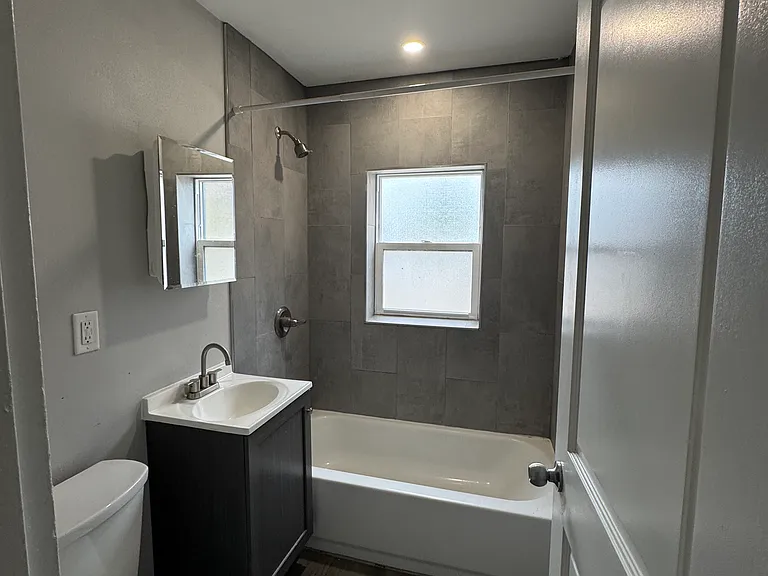 124 N Eddy St #16 — Photo 2