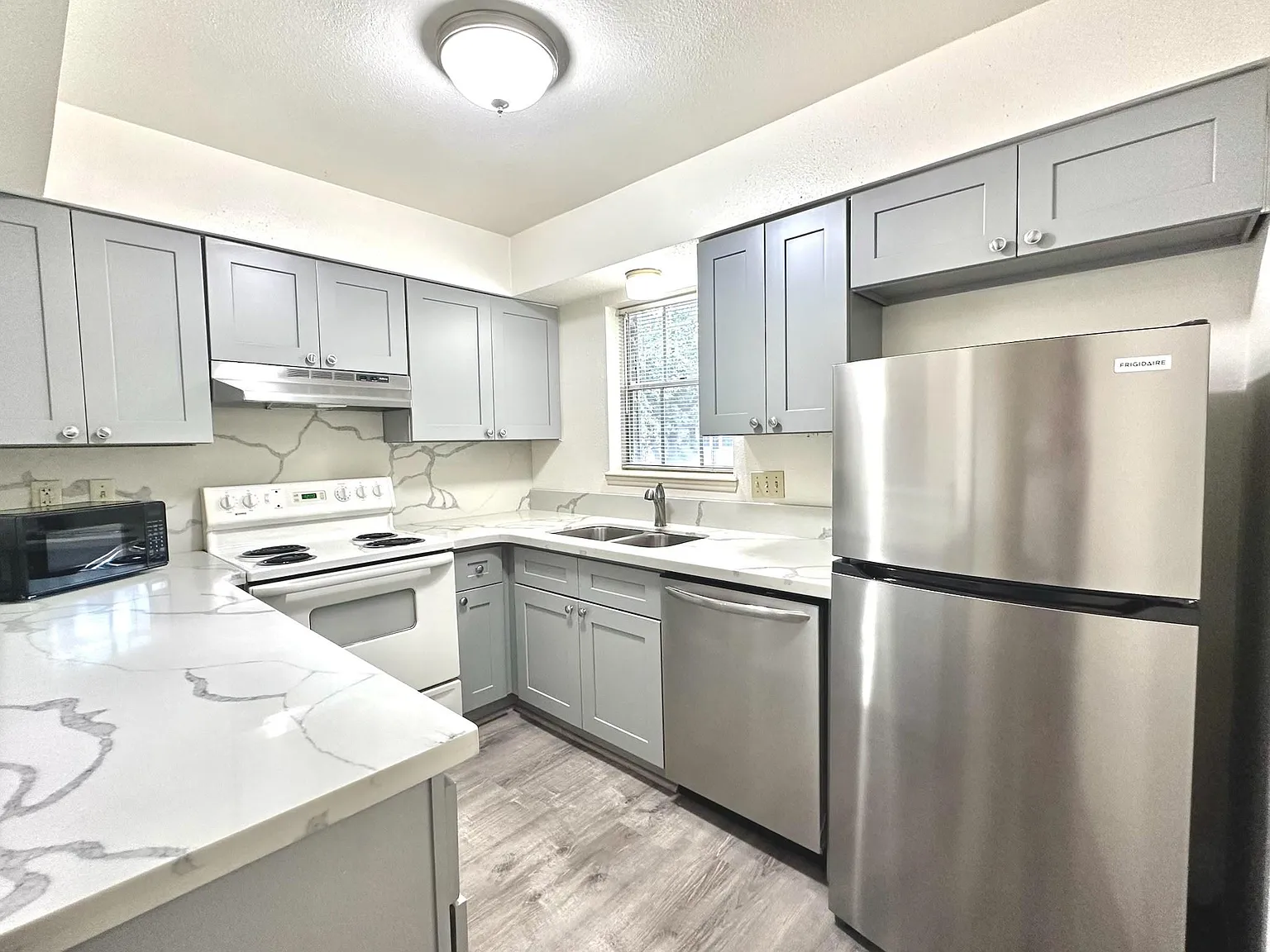 2 bed, 1.0 bath, 903 sqft, $1,600 — Photo 4