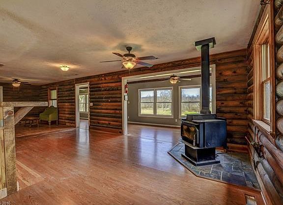 5th image of 83 Chimney Glen Dr