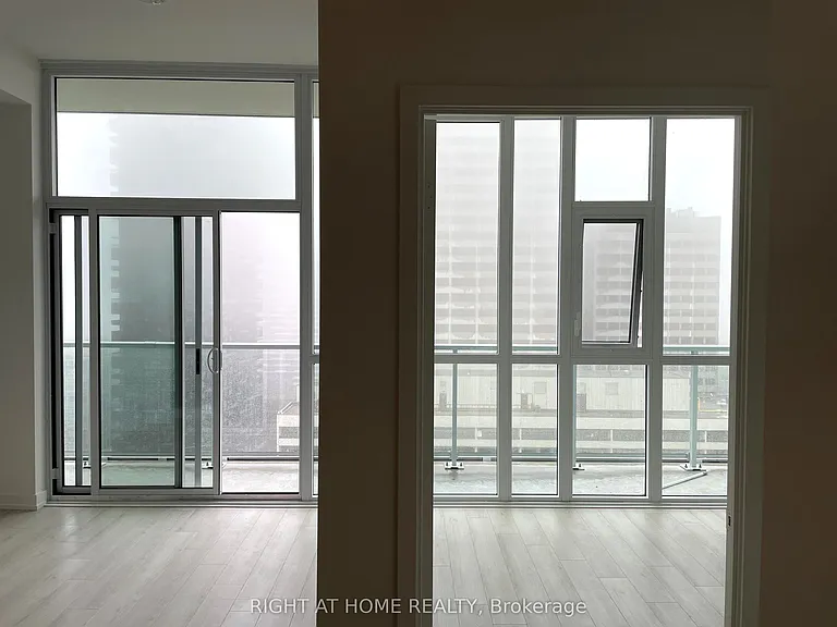 33 Helendale Ave #2008 — Photo 6