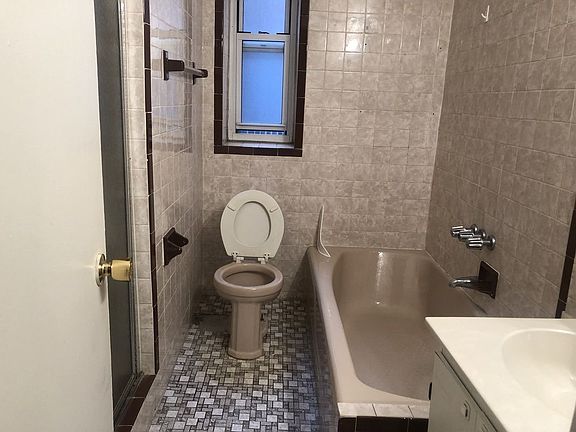 2nd image of 6864 Yellowstone Blvd APT B52