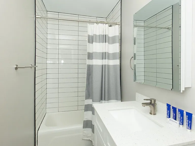 853GA W Barry Ave — Photo 19