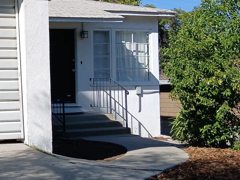 22211 Del Valle St