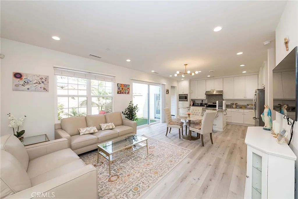 3 bed, 2.5 bath, 1626 sqft, $5,700 — Photo 2