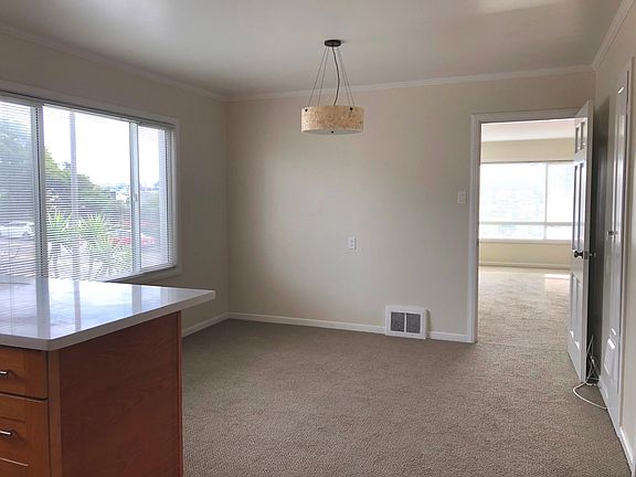 Spacious dining room with view to the garden