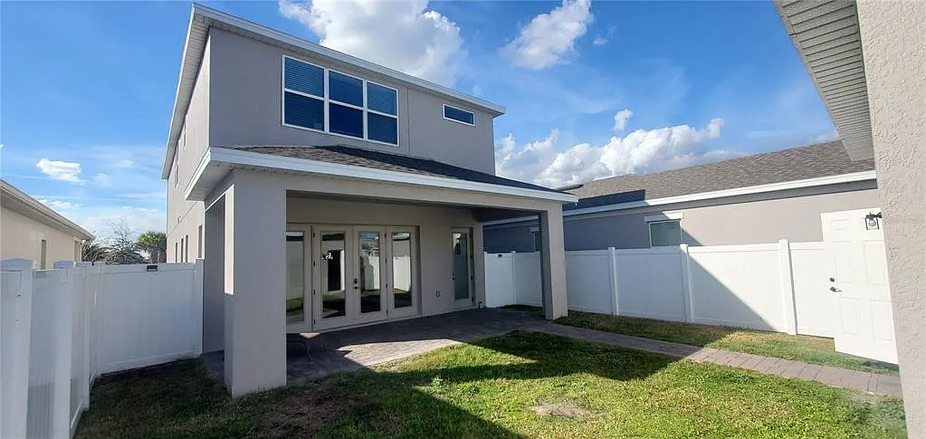 4 bed, 3.0 bath, 2500 sqft, $2,990 — Photo 3