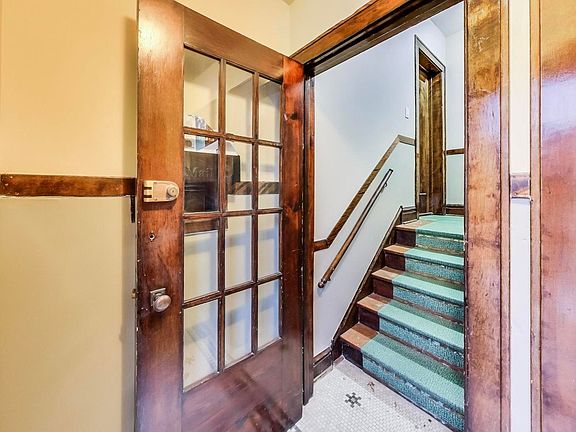 4th image of 4045 W Oakdale Ave