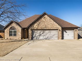 124 Signature Dr, Farmington, AR 72730