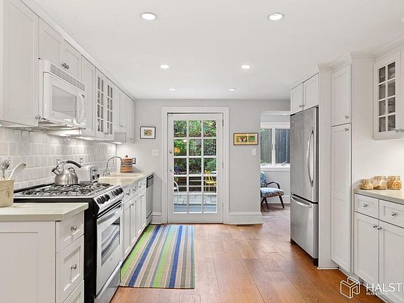 4th image of 216 Kane St